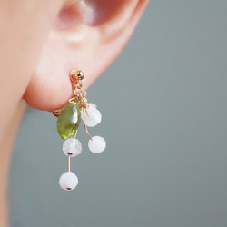 「すずらん」ムーンストーン ペリドット 天然石 誕生石 春 シンプル ピアス イヤリング 14kgf 3枚目の画像