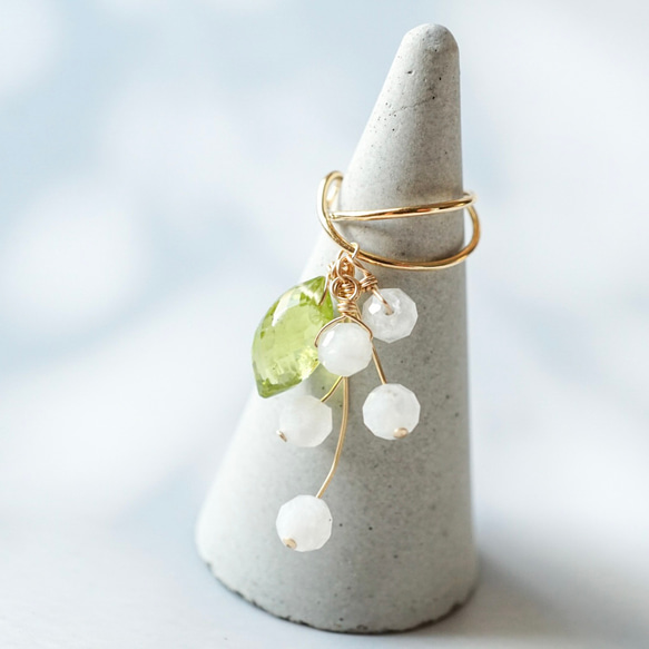 「すずらん」ムーンストーン ペリドット 天然石 誕生石 春 シンプル ピアス イヤリング 14kgf 4枚目の画像