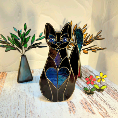ステンドグラス、猫好き必見！光と影が織りなす神秘的な黒猫、猫の置物