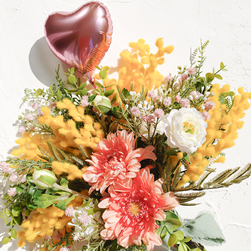 新作】春を彩るミモザとガーベラの壁掛けブーケ♡ピンクハート風船は