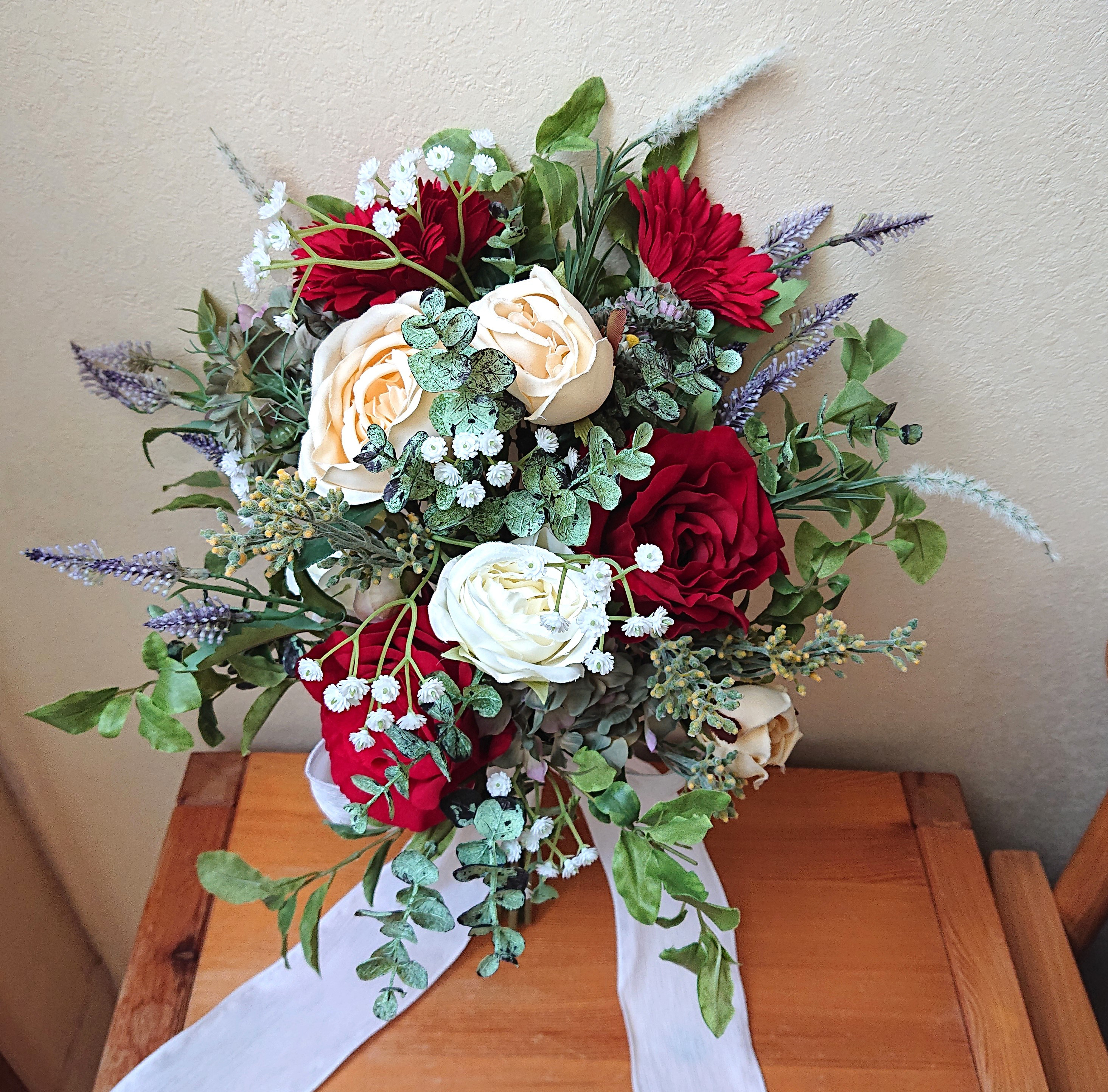 赤と白のバラのクラッチブーケ。大人気♪ブートニア付き♪生花みたいに綺麗な造花です♪高品質なのに安い 11,800円