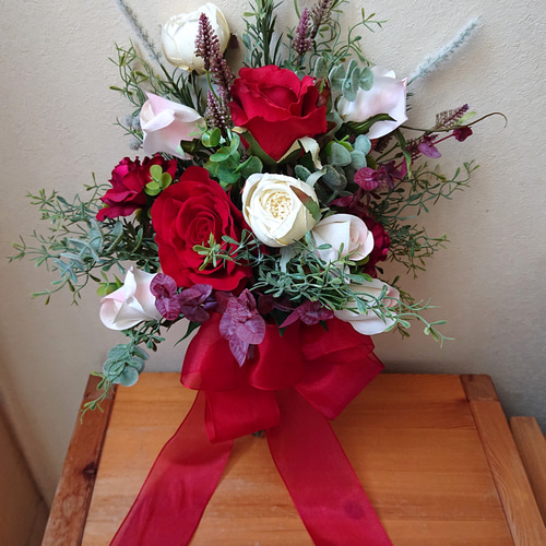 赤と白のバラのクラッチブーケ。大人気♪ブートニア付き♪生花みたいに