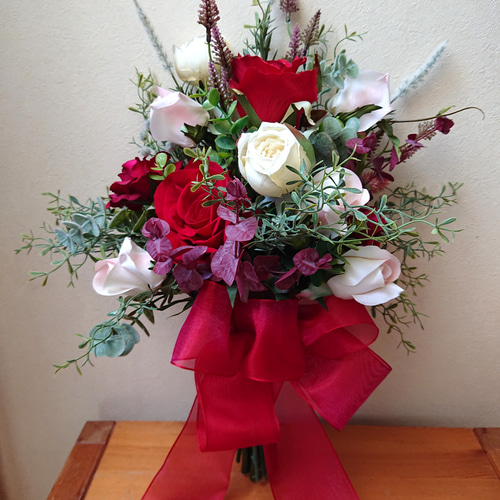 赤と白のバラのクラッチブーケ。大人気♪ブートニア付き♪生花みたいに