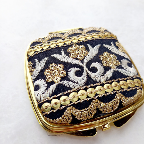 華やかインド刺繍リボンのコンパクトミラー＊花柄サークル型＊ブラック