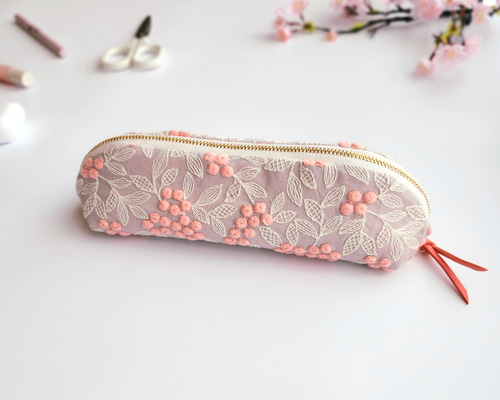 手刺繍入　貝ボタン付き メガネケース/ペンケース【女の子と麦藁帽子】 674cdbcc9c67564c987f4d33c1fd7f