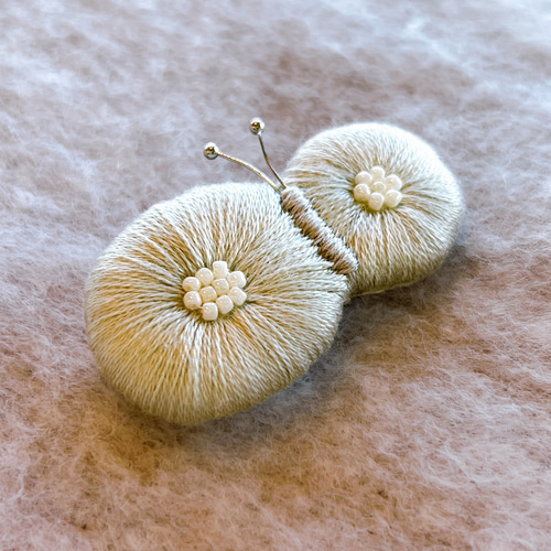 大きめちょうちょのふっくら刺繍ブローチ（白・ホワイト