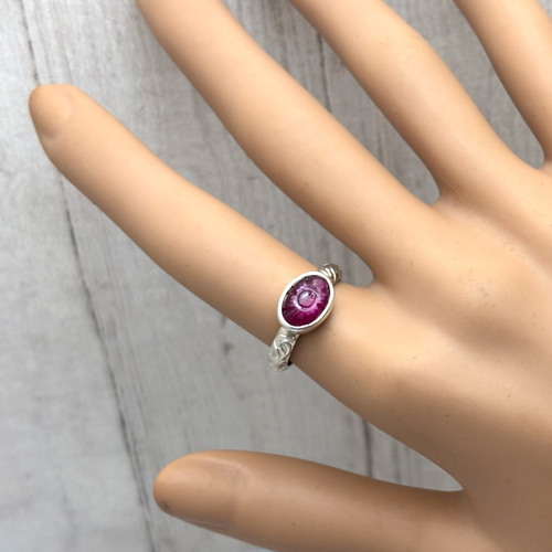 シルバールビーリング　11号　ジュエリーデザイナー作 1点もの 花彫刻ルビー ハンドエングレービングシルバーリング 11号