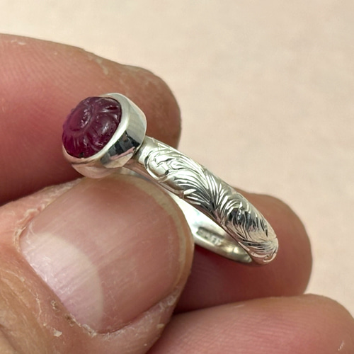 シルバールビーリング　11号　ジュエリーデザイナー作 1点もの 花彫刻ルビー ハンドエングレービングシルバーリング 11号