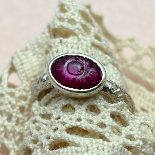 シルバールビーリング　11号　ジュエリーデザイナー作 1点もの 花彫刻ルビー ハンドエングレービングシルバーリング 11号