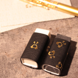 ミニミニパンダの消しゴムカバー【消しゴム付き】　イタリアンレザー　本革　ブラック　箔押し　MONO消しゴム　文房具 2枚目の画像