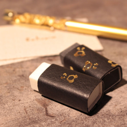 ミニミニパンダの消しゴムカバー【消しゴム付き】　イタリアンレザー　本革　ブラック　箔押し　MONO消しゴム　文房具 1枚目の画像