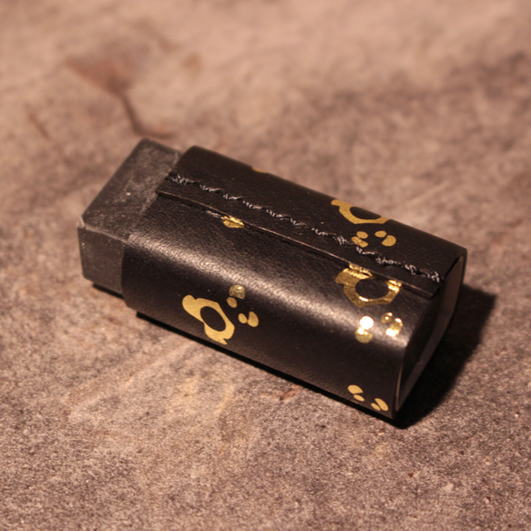 ミニミニパンダの消しゴムカバー【消しゴム付き】　イタリアンレザー　本革　ブラック　箔押し　MONO消しゴム　文房具 9枚目の画像