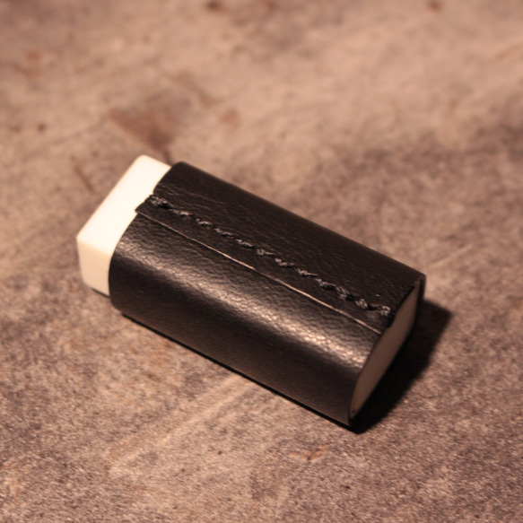 ミニミニパンダの消しゴムカバー【消しゴム付き】　イタリアンレザー　本革　ブラック　箔押し　MONO消しゴム　文房具 8枚目の画像