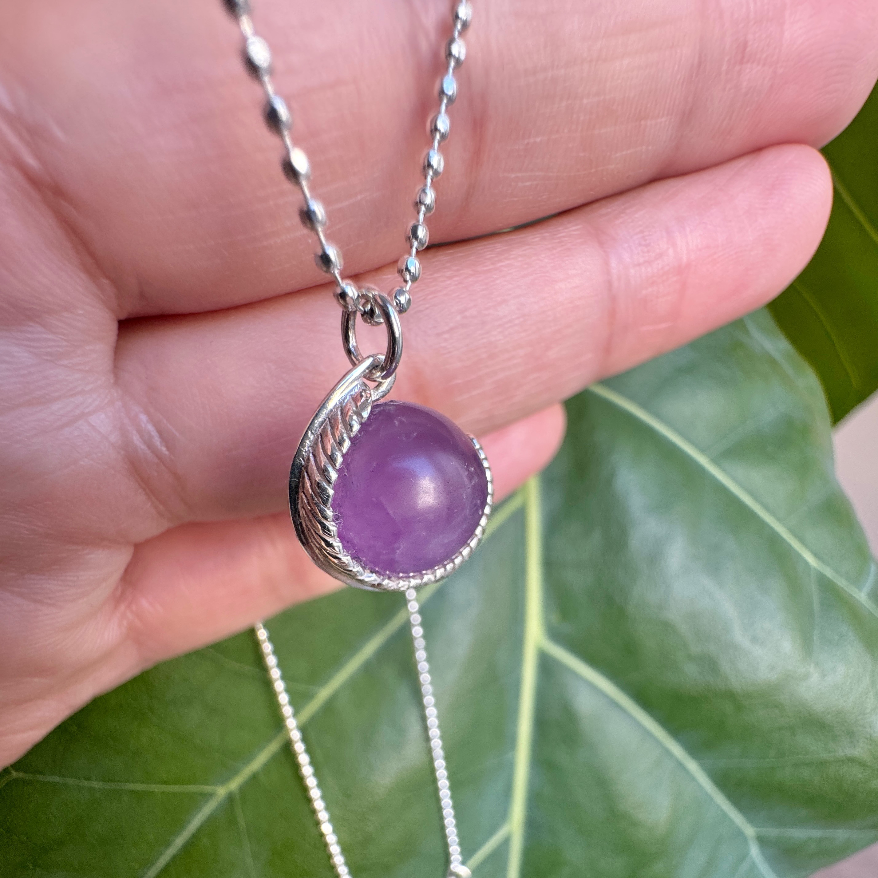 【アメシストのフェザーネックレス】 シルバー ボールチェーン 天然石 誕生石 羽根 フェザー 上昇 飛躍 お守り 日本製