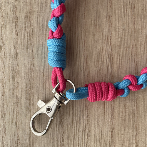 シンプル可愛い☆丈夫なパラコードで編んだハンドストラップ