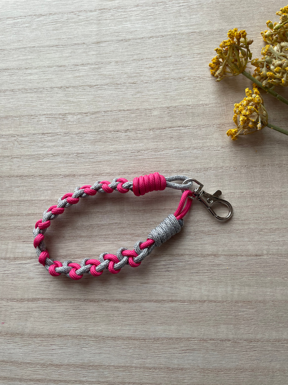 シンプル可愛い☆丈夫なパラコードで編んだハンドストラップ