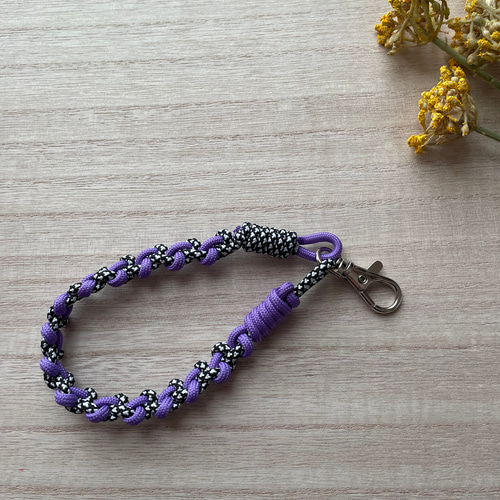 シンプル可愛い☆丈夫なパラコードで編んだハンドストラップ