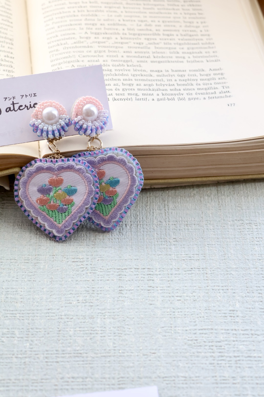 ビーズ刺繍のピアス　ハート　ブルー×ピンク