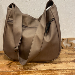 新色！シルクタフタ風撥水レザーライトモカ２WAYショルダーバッグ、Lサイズ（ファスナー）雨でもヘビロテ！ 13枚目の画像