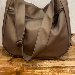 新色！シルクタフタ風撥水レザーライトモカ２WAYショルダーバッグ、Lサイズ（ファスナー）雨でもヘビロテ！ 10枚目の画像