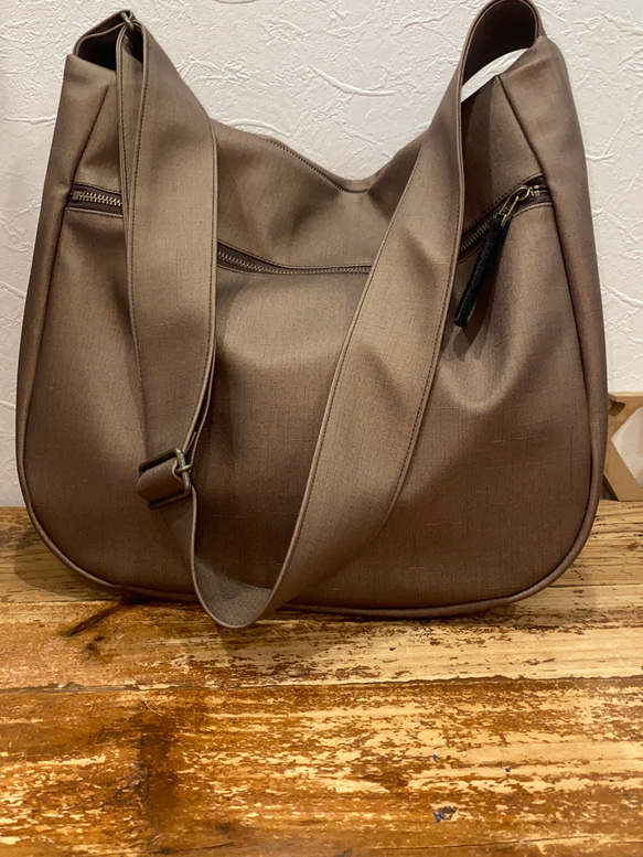 新色！シルクタフタ風撥水レザーライトモカ２WAYショルダーバッグ、Lサイズ（ファスナー）雨でもヘビロテ！ 10枚目の画像