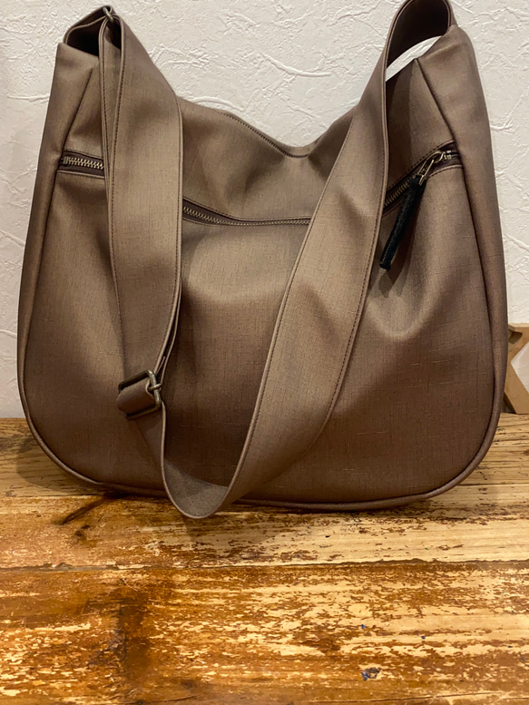 新色！シルクタフタ風撥水レザーライトモカ２WAYショルダーバッグ、Lサイズ（ファスナー）雨でもヘビロテ！ 2枚目の画像