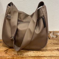 新色！シルクタフタ風撥水レザーライトモカ２WAYショルダーバッグ、Lサイズ（ファスナー）雨でもヘビロテ！ 7枚目の画像