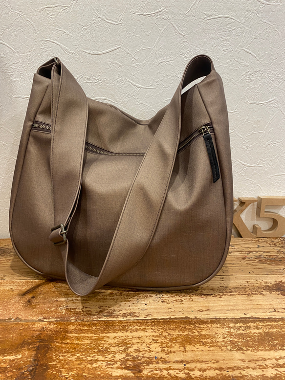 新色！シルクタフタ風撥水レザーライトモカ２WAYショルダーバッグ、Lサイズ（ファスナー）雨でもヘビロテ！ 7枚目の画像