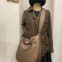 新色！シルクタフタ風撥水レザーライトモカ２WAYショルダーバッグ、Lサイズ（ファスナー）雨でもヘビロテ！ 5枚目の画像