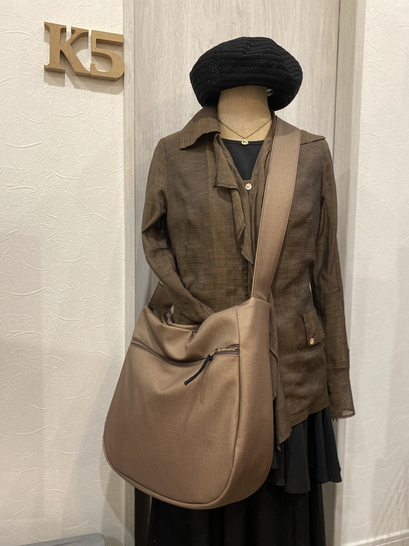 新色！シルクタフタ風撥水レザーライトモカ２WAYショルダーバッグ、Lサイズ（ファスナー）雨でもヘビロテ！ 5枚目の画像