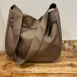 新色！シルクタフタ風撥水レザーライトモカ２WAYショルダーバッグ、Lサイズ（ファスナー）雨でもヘビロテ！ 4枚目の画像