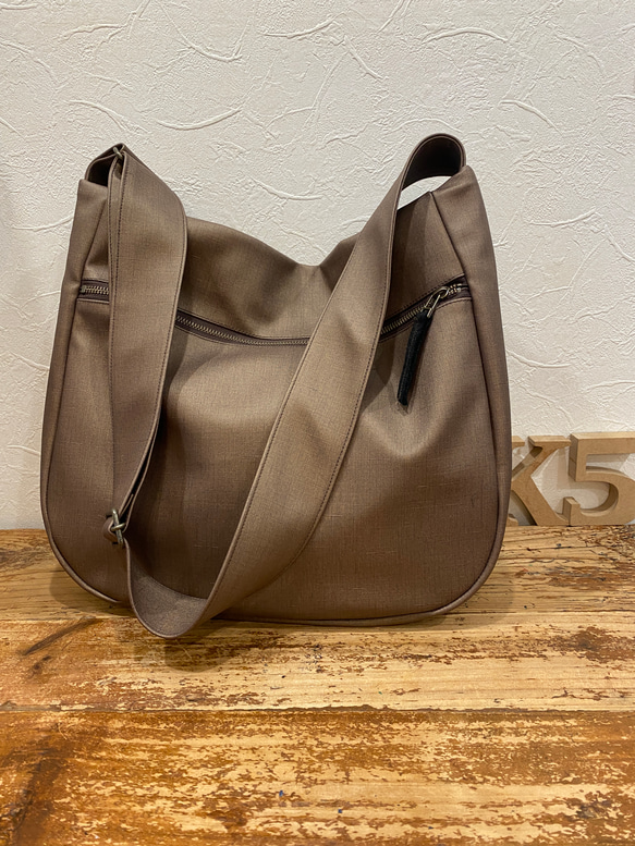 新色！シルクタフタ風撥水レザーライトモカ２WAYショルダーバッグ、Lサイズ（ファスナー）雨でもヘビロテ！ 4枚目の画像