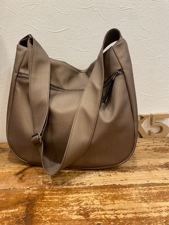 新色！シルクタフタ風撥水レザーライトモカ２WAYショルダーバッグ、Lサイズ（ファスナー）雨でもヘビロテ！ 1枚目の画像