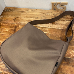 新色！シルクタフタ風撥水レザーライトモカ２WAYショルダーバッグ、Lサイズ（ファスナー）雨でもヘビロテ！ 3枚目の画像