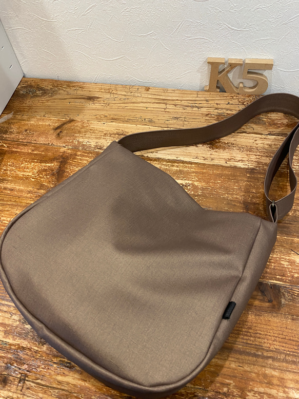 新色！シルクタフタ風撥水レザーライトモカ２WAYショルダーバッグ、Lサイズ（ファスナー）雨でもヘビロテ！ 3枚目の画像