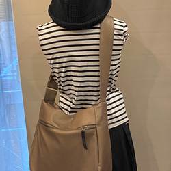 新色！シルクタフタ風撥水レザーライトモカ２WAYショルダーバッグ、Lサイズ（ファスナー）雨でもヘビロテ！ 6枚目の画像