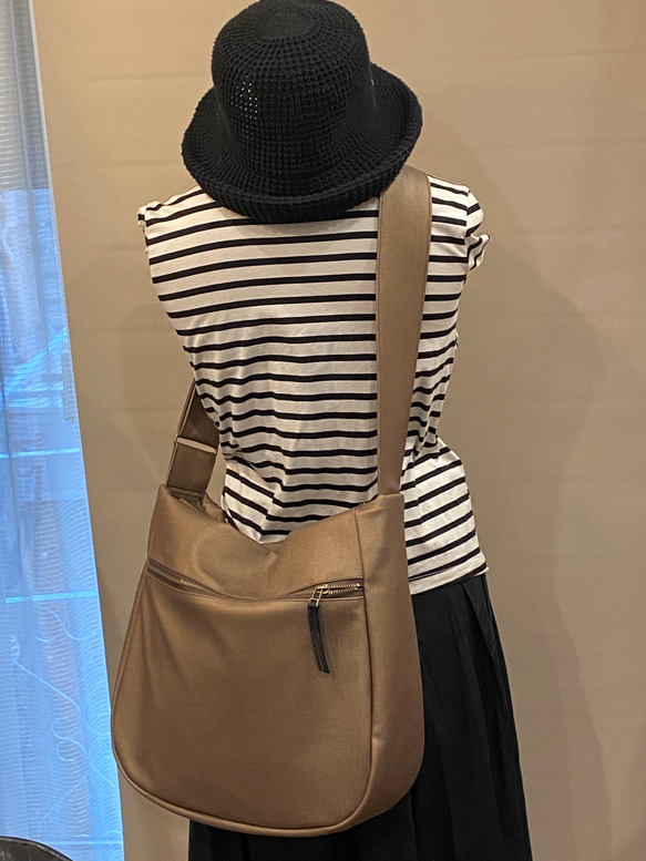 新色！シルクタフタ風撥水レザーライトモカ２WAYショルダーバッグ、Lサイズ（ファスナー）雨でもヘビロテ！ 6枚目の画像