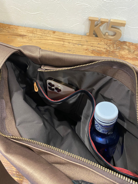 新色！シルクタフタ風撥水レザーライトモカ２WAYショルダーバッグ、Lサイズ（ファスナー）雨でもヘビロテ！ 12枚目の画像