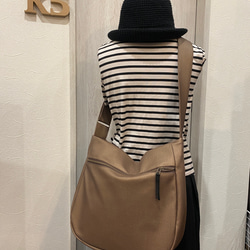 新色！シルクタフタ風撥水レザーライトモカ２WAYショルダーバッグ、Lサイズ（ファスナー）雨でもヘビロテ！ 14枚目の画像