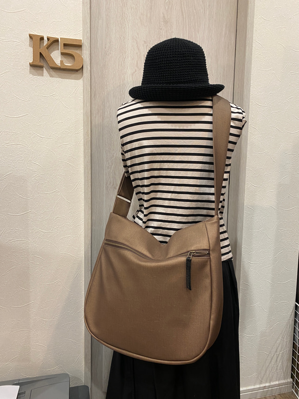 新色！シルクタフタ風撥水レザーライトモカ２WAYショルダーバッグ、Lサイズ（ファスナー）雨でもヘビロテ！ 14枚目の画像