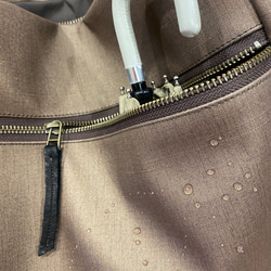 新色！シルクタフタ風撥水レザーライトモカ２WAYショルダーバッグ、Lサイズ（ファスナー）雨でもヘビロテ！ 9枚目の画像