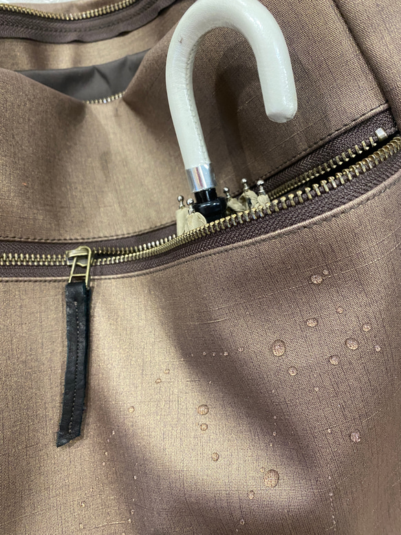 新色！シルクタフタ風撥水レザーライトモカ２WAYショルダーバッグ、Lサイズ（ファスナー）雨でもヘビロテ！ 9枚目の画像