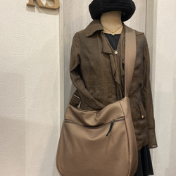 新色！シルクタフタ風撥水レザーライトモカ２WAYショルダーバッグ、Lサイズ（ファスナー）雨でもヘビロテ！ 11枚目の画像