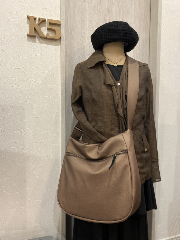 新色！シルクタフタ風撥水レザーライトモカ２WAYショルダーバッグ、Lサイズ（ファスナー）雨でもヘビロテ！ 11枚目の画像