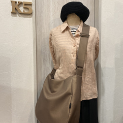 新色！シルクタフタ風撥水レザーライトモカ２WAYショルダーバッグ、Lサイズ（ファスナー）雨でもヘビロテ！ 8枚目の画像