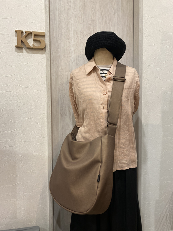 新色！シルクタフタ風撥水レザーライトモカ２WAYショルダーバッグ、Lサイズ（ファスナー）雨でもヘビロテ！ 8枚目の画像