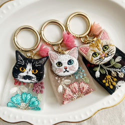 人気♡お花のインド刺繍リボンと猫さん刺繍のキーリング 3枚目の画像