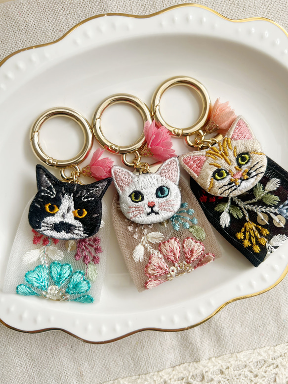 人気♡お花のインド刺繍リボンと猫さん刺繍のキーリング 3枚目の画像