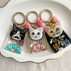 人気♡お花のインド刺繍リボンと猫さん刺繍のキーリング 10枚目の画像
