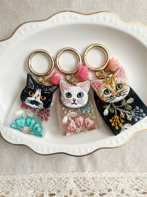 人気♡お花のインド刺繍リボンと猫さん刺繍のキーリング 10枚目の画像